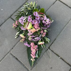 Bårebuket i lyserød, pink og grønne farver